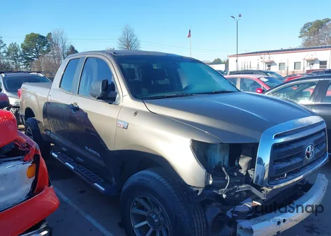 2011 Toyota Tundra Grade 5.7L V8 z USA, uszkodzony, nr VIN 5TFRY5F10BX111705